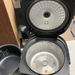 I2509-509 ニトリ マイコン炊飯ジャー リズ BK 2021年製 通電確認済み 5.5合炊き 中古の画像