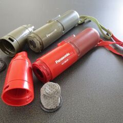 Panasonic社製のコードレススティッククリーナーMC-SBU1F、赤色、緑色2台セット（中古、動作品）です。の画像