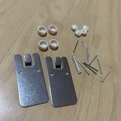 壁にかけられるミラーシェルフの画像