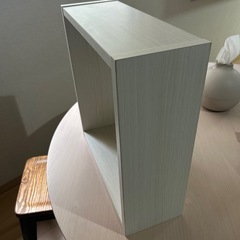 壁にかけられるミラーシェルフの画像