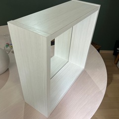 壁にかけられるミラーシェルフの画像