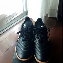 adidas フットサルシューズの画像
