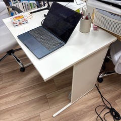 オフィスデスクの画像
