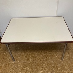 幼稚園テーブルの画像