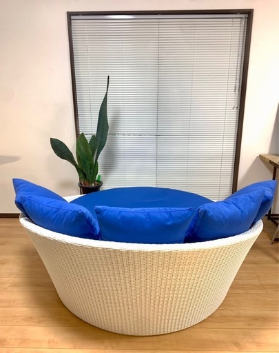【大型家具】円形ラタン調ソファ ブルークッション付き リゾート風