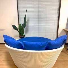 【大型家具】円形ラタン調ソファ ブルークッション付き リゾート風の画像