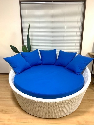 【大型家具】円形ラタン調ソファ ブルークッション付き リゾート風