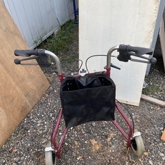 介護用三輪歩行器 ( 歩行車  歩行器 
介護用品 おしゃれ 3輪 高齢者用 老人 お年寄り 福祉用具 ) の画像