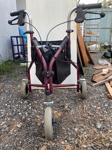 介護用三輪歩行器 ( 歩行車  歩行器 
介護用品 おしゃれ 3輪 高齢者用 老人 お年寄り 福祉用具 )