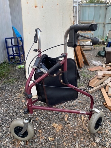 介護用三輪歩行器 ( 歩行車  歩行器 
介護用品 おしゃれ 3輪 高齢者用 老人 お年寄り 福祉用具 )