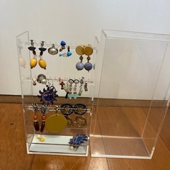 イヤリングとアクセサリーケースの画像
