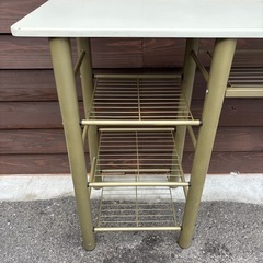 テーブル 棚付きの画像