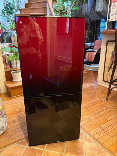 中古美品！‼️珍しい赤黒ツートンガラスドアの冷蔵庫ブランド-ユーイング早い方優先‼️ 一度見てからでもOK❗️