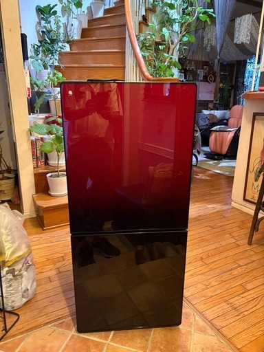 中古美品！‼️珍しい赤黒ツートンガラスドアの冷蔵庫ブランド-ユーイング早い方優先‼️ 一度見てからでもOK❗️