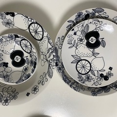 食器セット（プレート・ソーサー・ボウル・中古）の画像