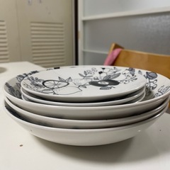 食器セット（プレート・ソーサー・ボウル・中古）の画像