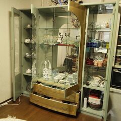 【無料】レトロ食器棚の画像