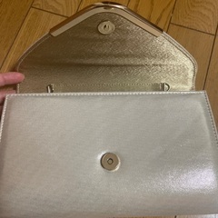 ゴールドのバッグの画像