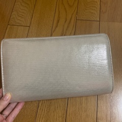 ゴールドのバッグの画像