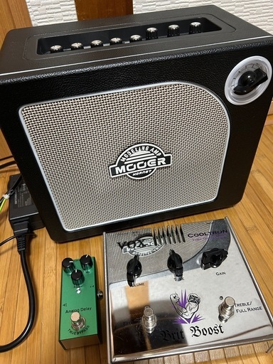 ギターアンプとエフェクターののブースターファズとアナログディレイのセット