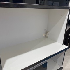 キッチンボード　食器棚の画像