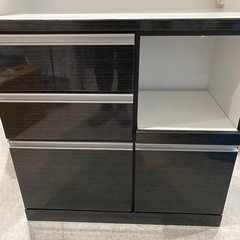 キッチンボード　食器棚の画像