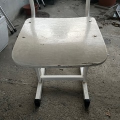 学校椅子　白くペイントしてますの画像