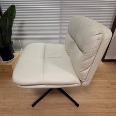ホワイト合皮チェア（回転式・シンプルデザイン）の画像
