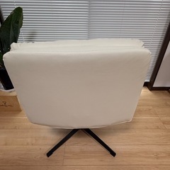 ホワイト合皮チェア（回転式・シンプルデザイン）の画像