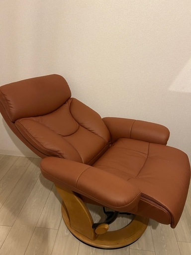 取引中　マナベ　美品　パーソナルチェア　オットマンつき付き