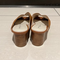 MOHI... スウェード  サンダル ミュールの画像