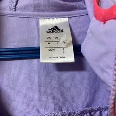 adidasスポーツウェアの画像