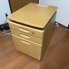 机のサイドテーブルのみの画像