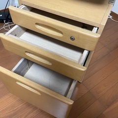 机のサイドテーブルのみの画像