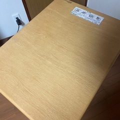 机のサイドテーブルのみの画像