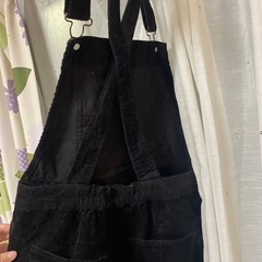 黒のオーバーオールの画像