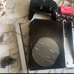 Wii本体とゲームソフト、周辺機器が揃ったセット。の画像