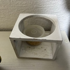 金魚鉢と餌の画像