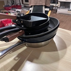 フライパン、鍋たくさんの画像