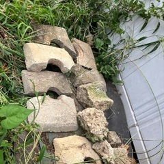 コンクリートブロックと石達の画像
