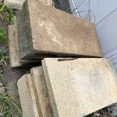 コンクリートブロックと石達の画像