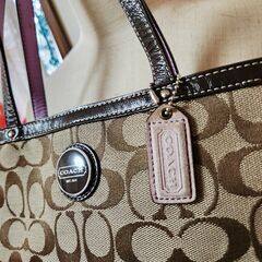 ∥COACH(コーチ) 上品なパープル隠しカラーのたっぷり収納ショルダーバッグ、いかがでしょうか？の画像