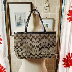 ∥COACH(コーチ) 上品なパープル隠しカラーのたっぷり収納ショルダーバッグ、いかがでしょうか？の画像