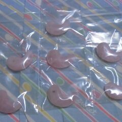 ローズクォーツ ピンク色の水晶 勾玉 1点 400円 （最大7点までお譲り可能） お譲りします。の画像