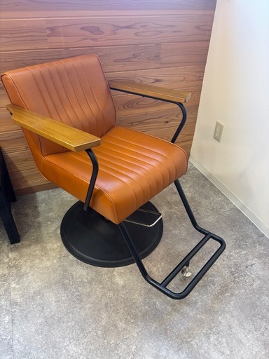 美容院　椅子　オレンジ色