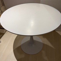 丸い机の画像
