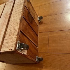 ヴィンテージ感漂う 木製キャスター付き収納ボックスの画像