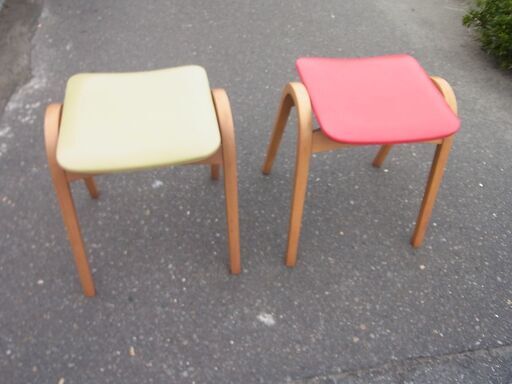 秋田木工スツール2脚赤・黄色 (みくら屋) 羽後本荘の椅子
