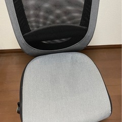 IKEA ミッケ デスク ホワイト&オフィスチェア二脚の画像