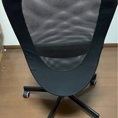 IKEA ミッケ デスク ホワイト&オフィスチェア二脚の画像